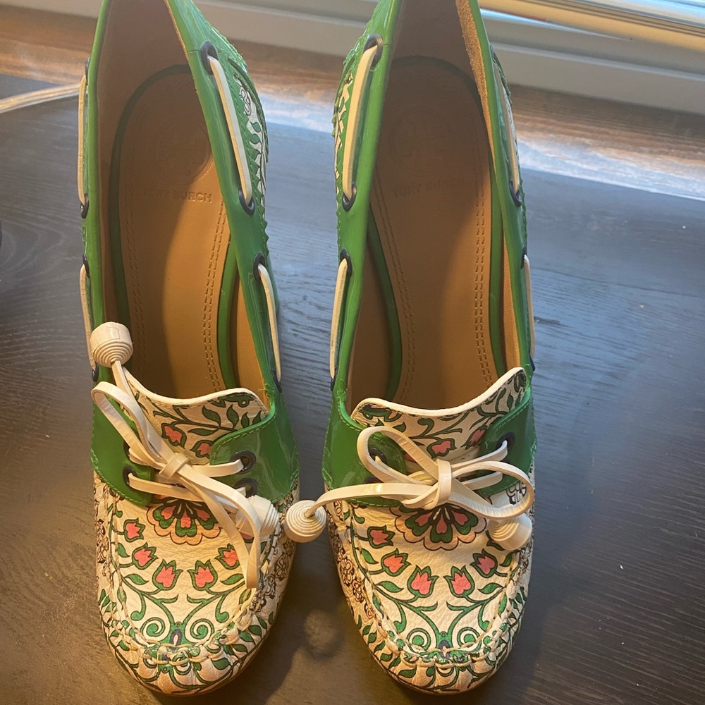 Beautiful White w/floral Tory Burch Exclusives